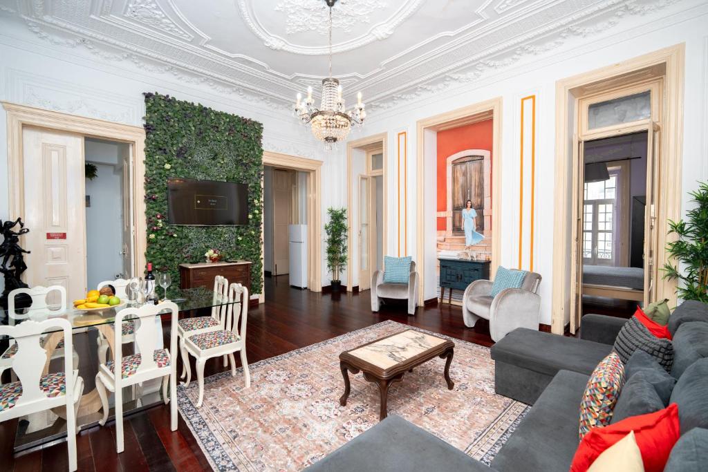 3 Bedroom 2 Bathroom 1 Living Room 2 Double bed 2-Twin Bed 1 Sofabed Apartment with High Ceilings