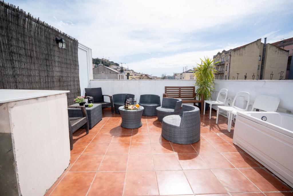 Spacious 3-Bedroom 3 double bed 1 sofa bed 2 bathroom Apartment with Open Terrace in Central Lisbon