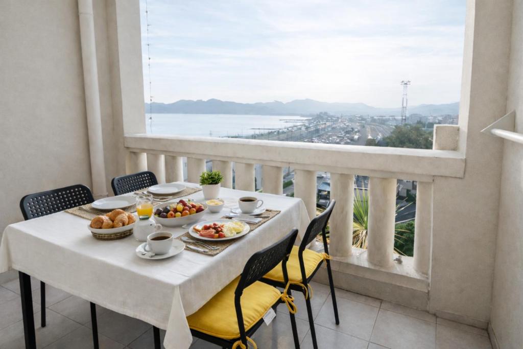 Stunning Sea View - Balcony - 2min to Beach - AC - WIFI - Pool