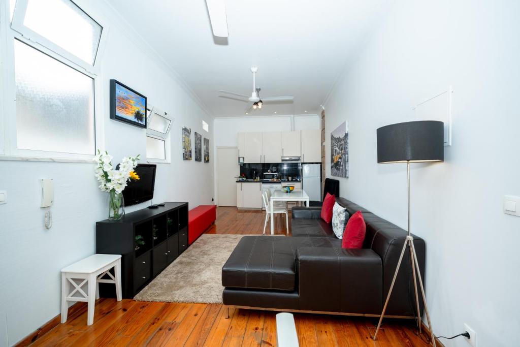 Spacious 3-Bedroom 3 Doblebed 1 sofabed 2 bathroom Triplex Apartment with Terrace in Central Lisbon