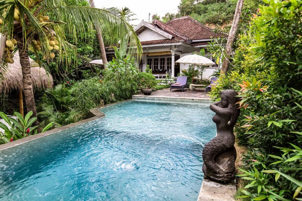 Der Swimmingpool an oder in der Nähe von Lombok Zen Villa