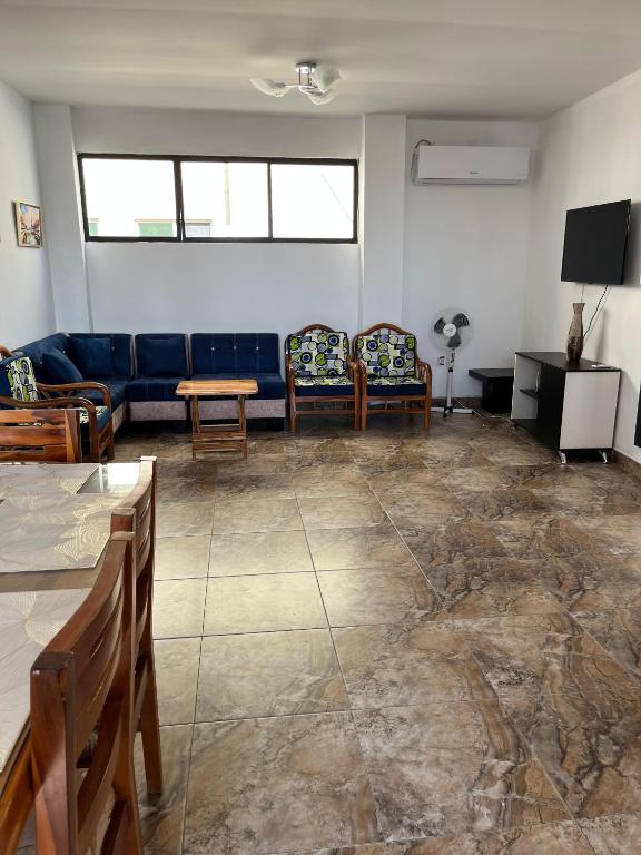 a living room with a blue couch and chairs at no está activo in Salinas