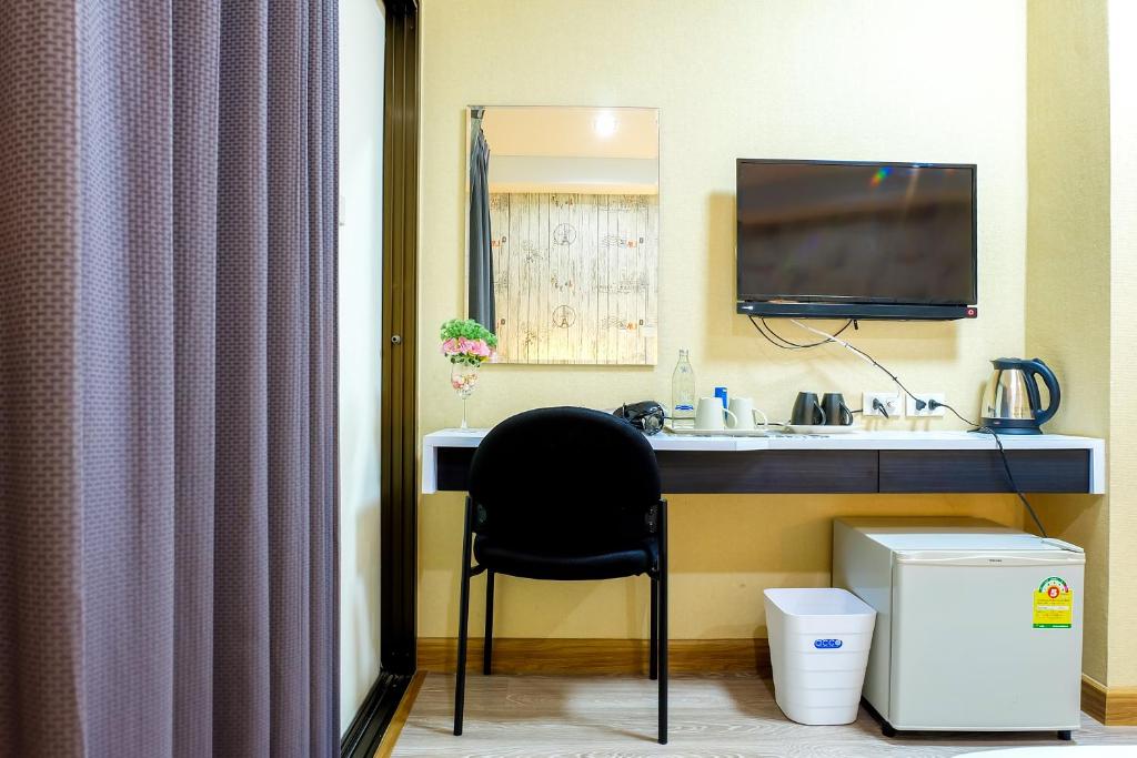 TV a/nebo společenská místnost v ubytování Prajaktra City Hostel
