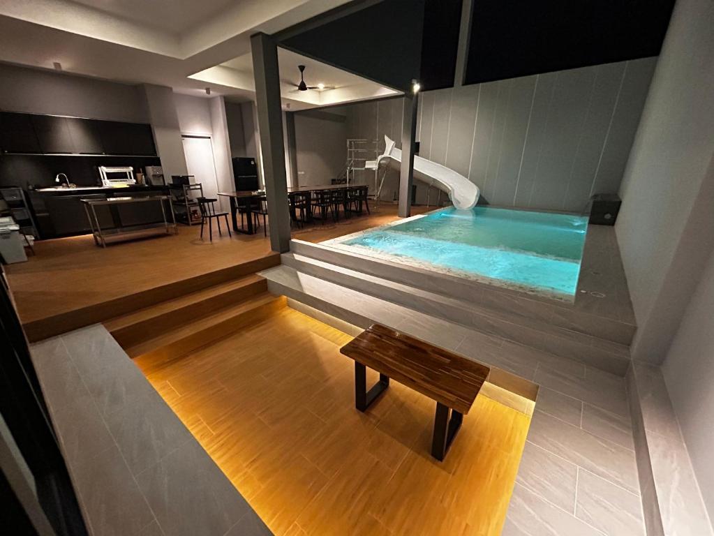 a large swimming pool with a bench and a table at บลูด้าพูลวิลล่าซี Bludapoolvilla C in Ban Khlong Toei (1)