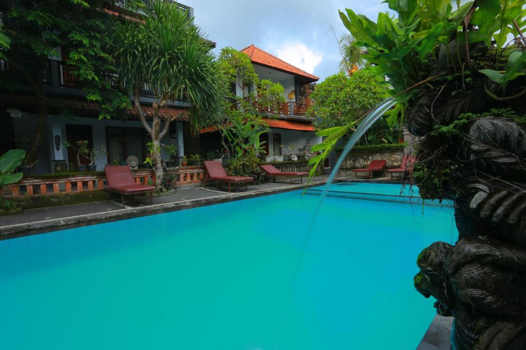 una piscina frente a un hotel en Warsa's Garden Bungalow and Spa, en Ubud
