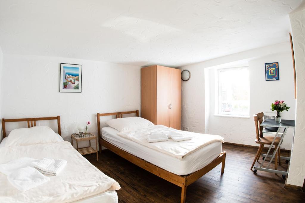 Postel nebo postele na pokoji v ubytování Bauer Schmidt Weilerbach Bauer`s Budget-Hotel