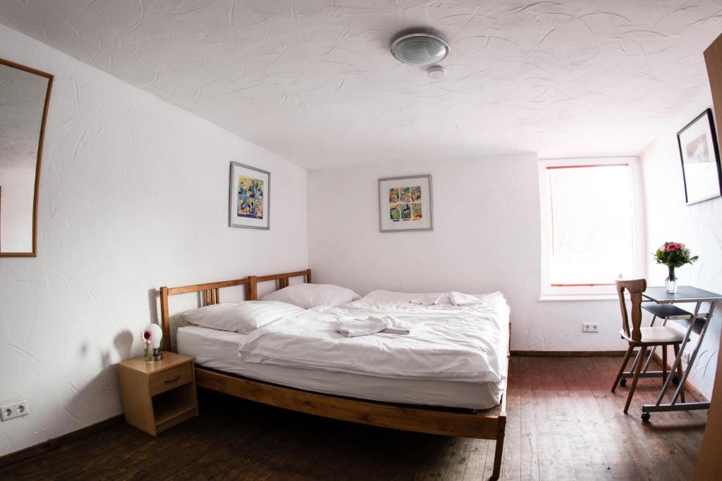 Postel nebo postele na pokoji v ubytování Bauer Schmidt Weilerbach Bauer`s Budget-Hotel