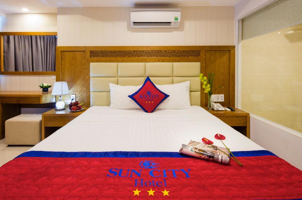 Postel nebo postele na pokoji v ubytování Sun City Hotel