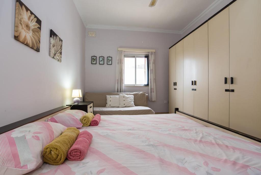 Postel nebo postele na pokoji v ubytování SeaFront Apartment Marsascala