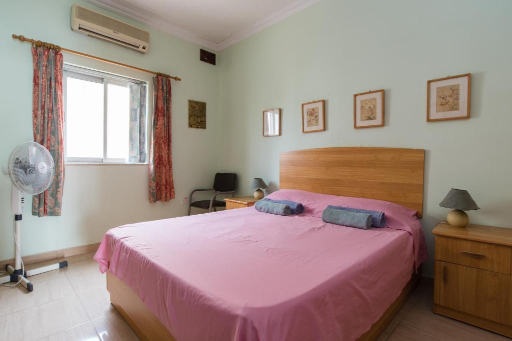 Postel nebo postele na pokoji v ubytování SeaFront Apartment Marsascala