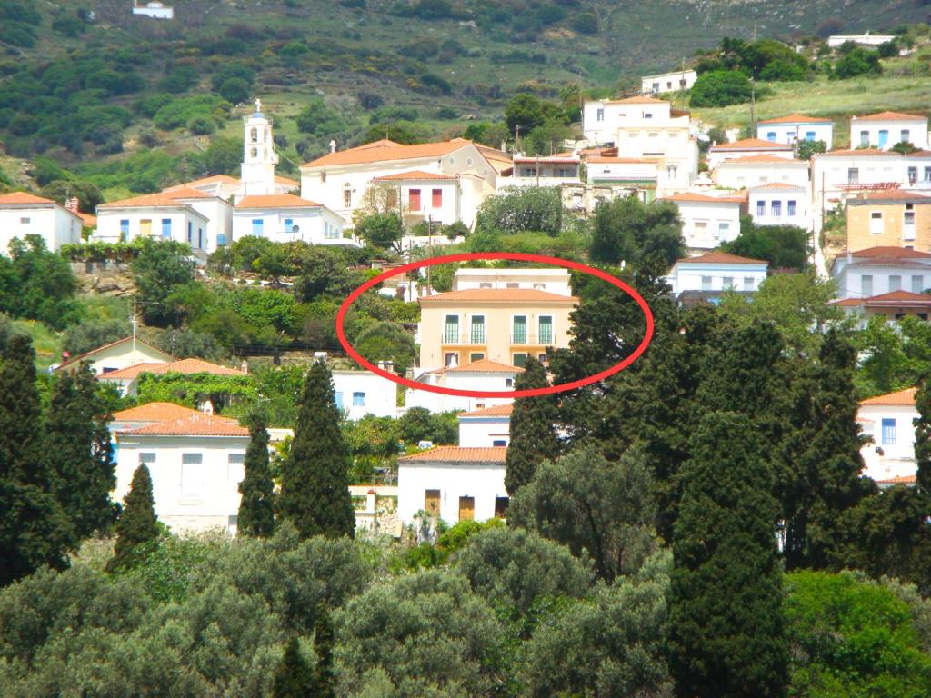 una casa en medio de un pueblo en KARMI Apartments Stenies Andros, en Steniaí