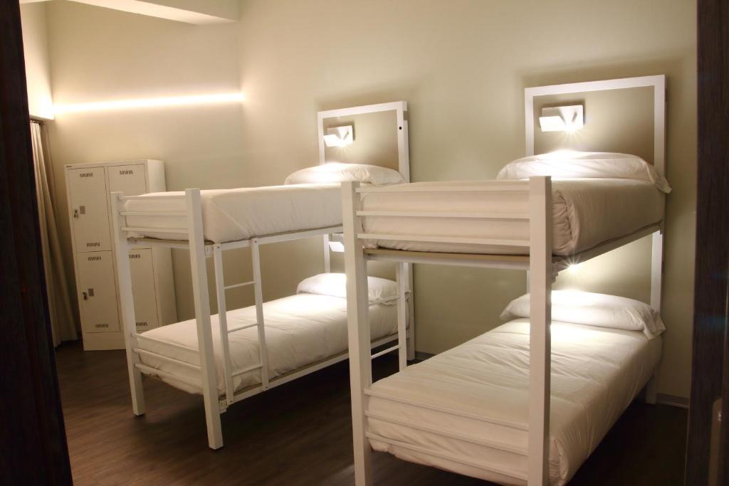 Postel nebo postele na pokoji v ubytování Poshtel Bilbao - Premium Hostel
