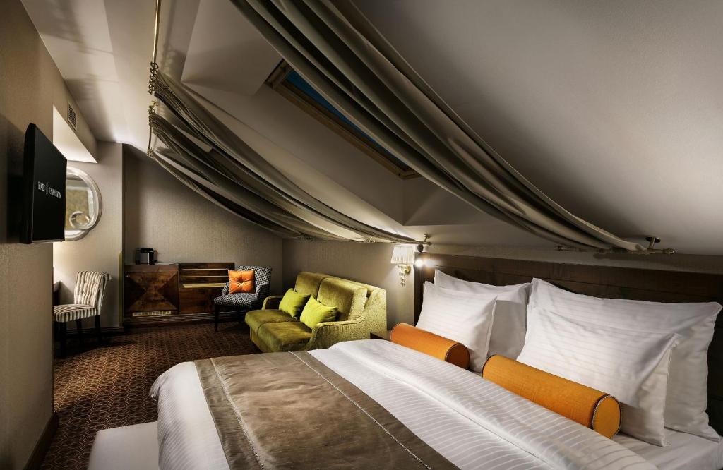 Postel nebo postele na pokoji v ubytování COSMOPOLITAN Hotel Prague