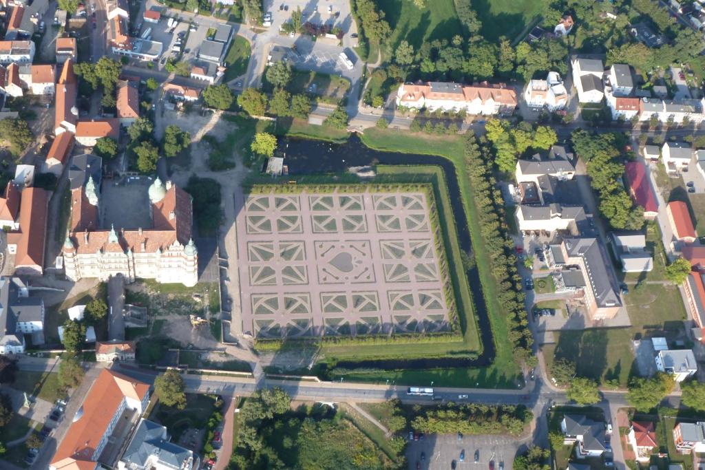 GutowにあるAm Ankerの都内の大きな建物の空中