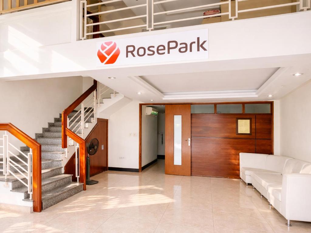a lobby of the rogers park building at RosePark Tuan Chau in Ha Long