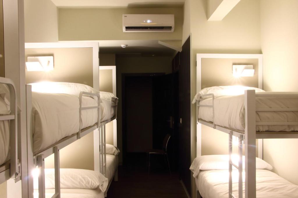 Postel nebo postele na pokoji v ubytování Poshtel Bilbao - Premium Hostel
