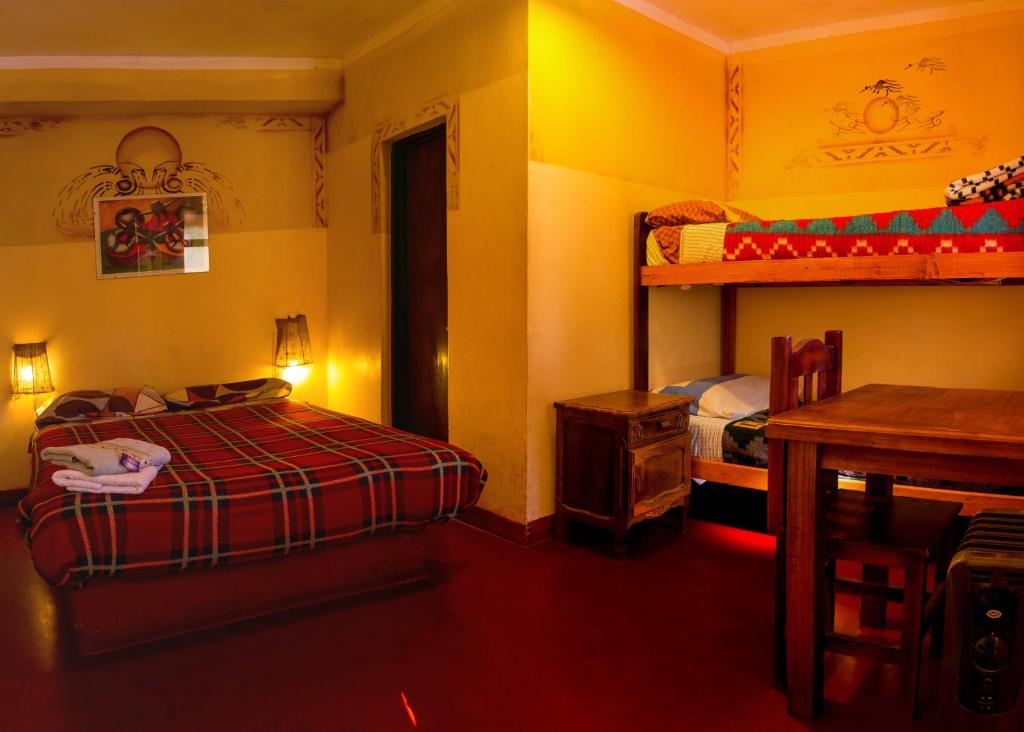 En eller flere senger på et rom på Hostel Waira
