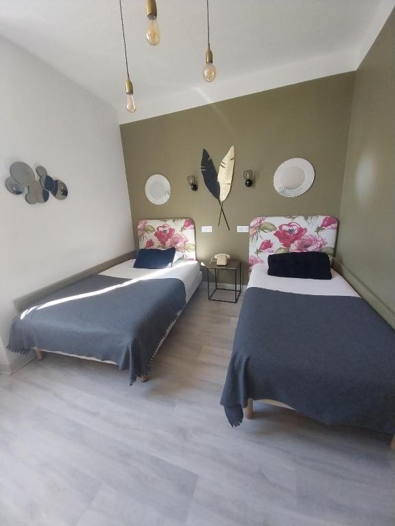 Logis Hôtel Restaurant Les Capucins - Tweepersoonskamer Met 2 Aparte Bedden