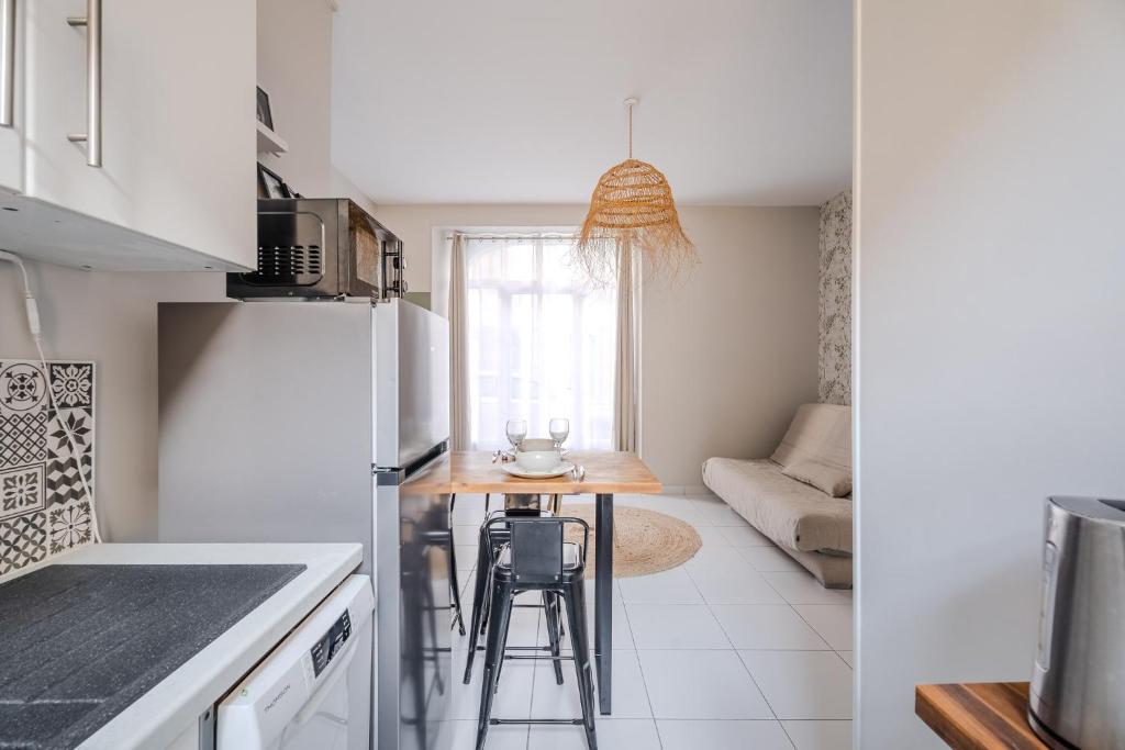 Studio contemporain - 50 mètres plage - proche centre