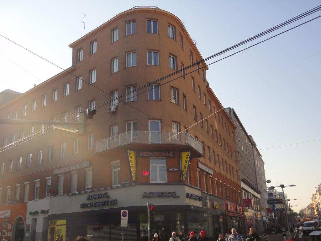 un edificio alto de ladrillo en una calle de la ciudad en Pension San Francisco, en Viena