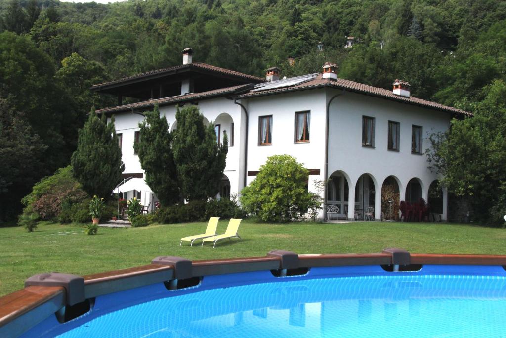 a house with a swimming pool in front of it at Villa Morissolina in Trarego