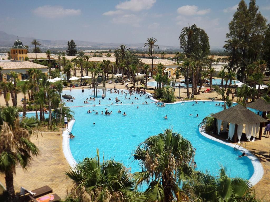 eine Aussicht auf einen Pool in einem Resort in der Unterkunft Lg Residenz in Crevillente