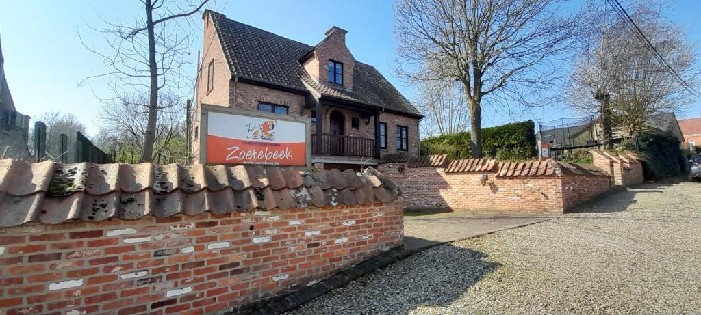a brick wall in front of a building at Vakantiewoning Zoetebeek in Oudenaarde