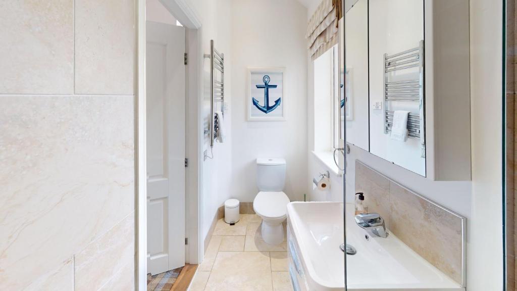 Oreo Shack, The Bay, 2 bedrooms with ensuites, parking for 2 cars, strictly pet-free 2