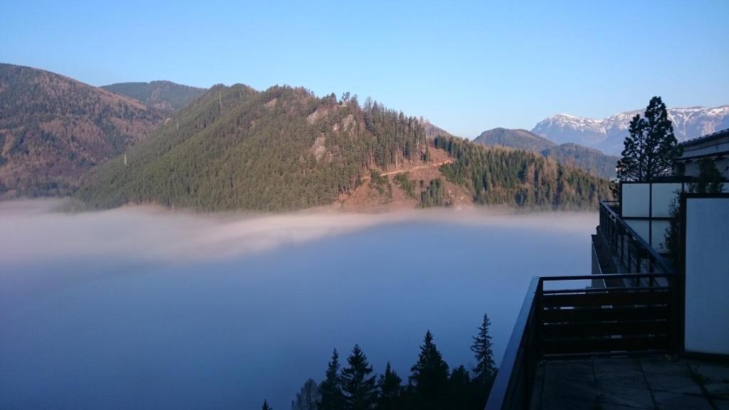 einen Blick auf einen See mit Bergen im Hintergrund in der Unterkunft Semmering Studio-Apartment in Semmering