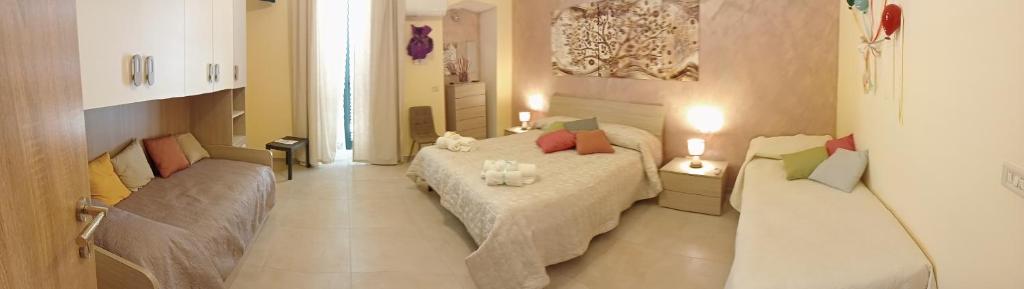 a small bedroom with a bed and a couch at B&B CASA ELISABETTA in Ginosa