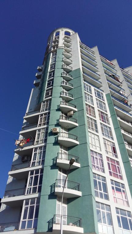 un edificio alto con balcones a un lado. en Apartment Shory, en Batumi