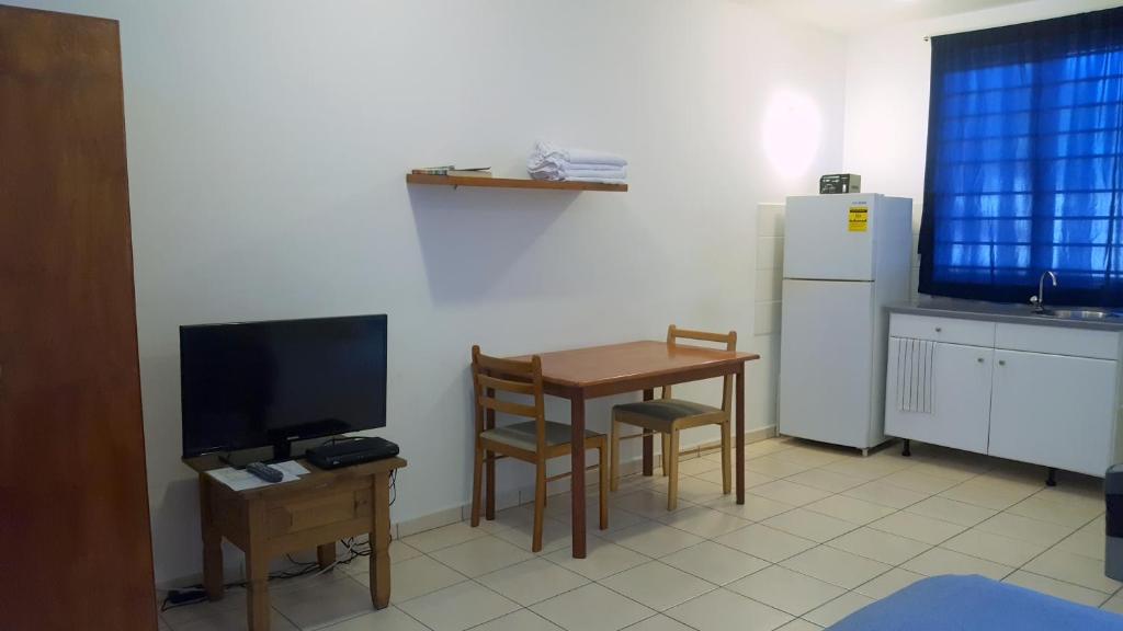 TV a/nebo společenská místnost v ubytování Orange Rembrandt Studio Apartments