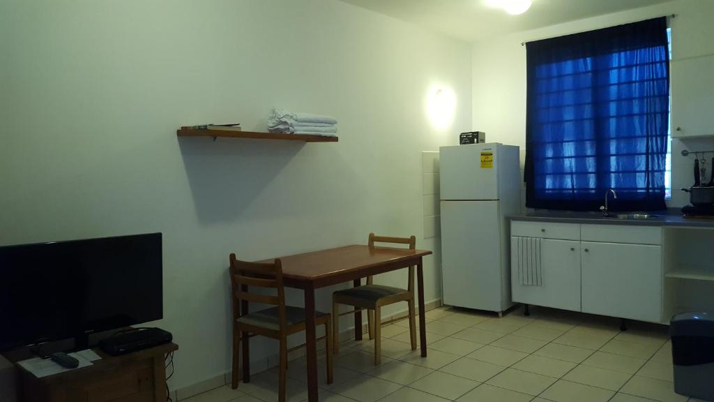 Kuchyň nebo kuchyňský kout v ubytování Orange Rembrandt Studio Apartments