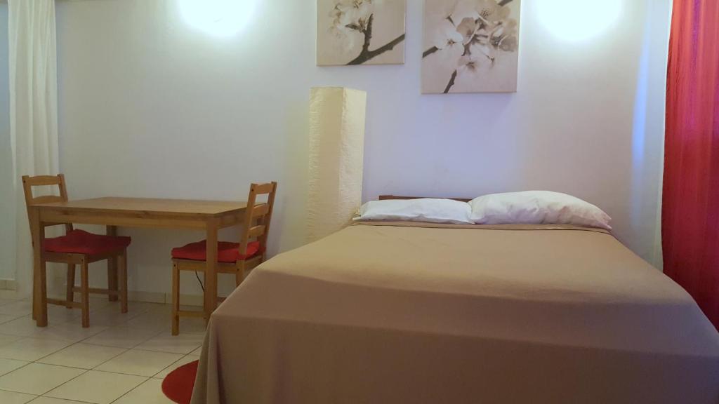 Postel nebo postele na pokoji v ubytování Orange Rembrandt Studio Apartments