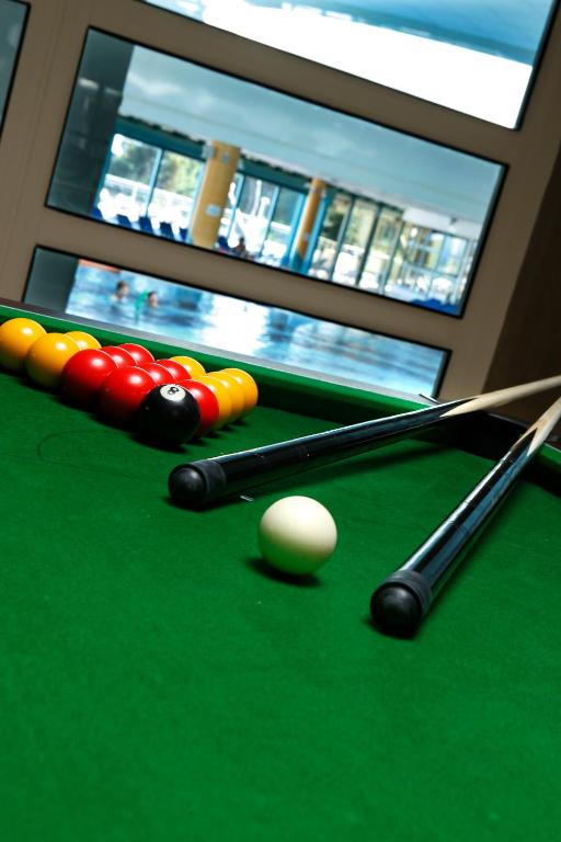 Biliár nebo kulečník v ubytování Hôtel Club la Font des Horts
