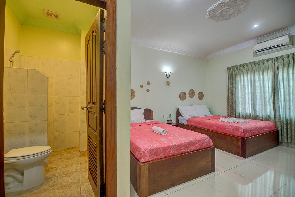 Postel nebo postele na pokoji v ubytování DV Angkor Villa