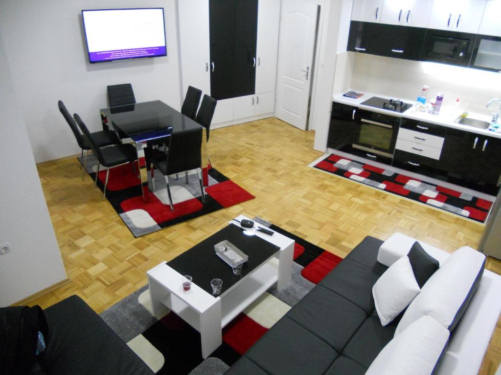 un soggiorno con divano e tavolo di Apartment Martin a Ohrid