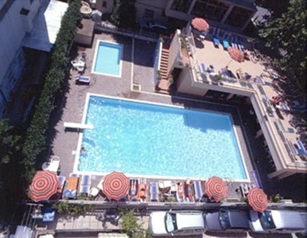 Bazén v ubytování Hotel Susy nebo v jeho okolí