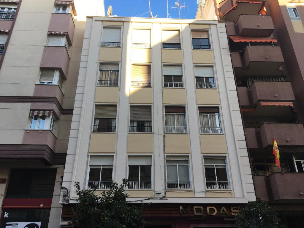 un edificio alto con ventanas en una ciudad en Lodgingmalaga Cristo de la Epidemia, en Málaga