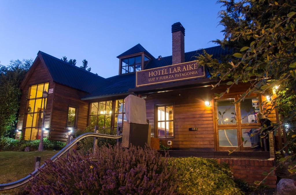 un edificio con un cartel que lee Fowler Lake Lodge en Lar Aike en El Calafate