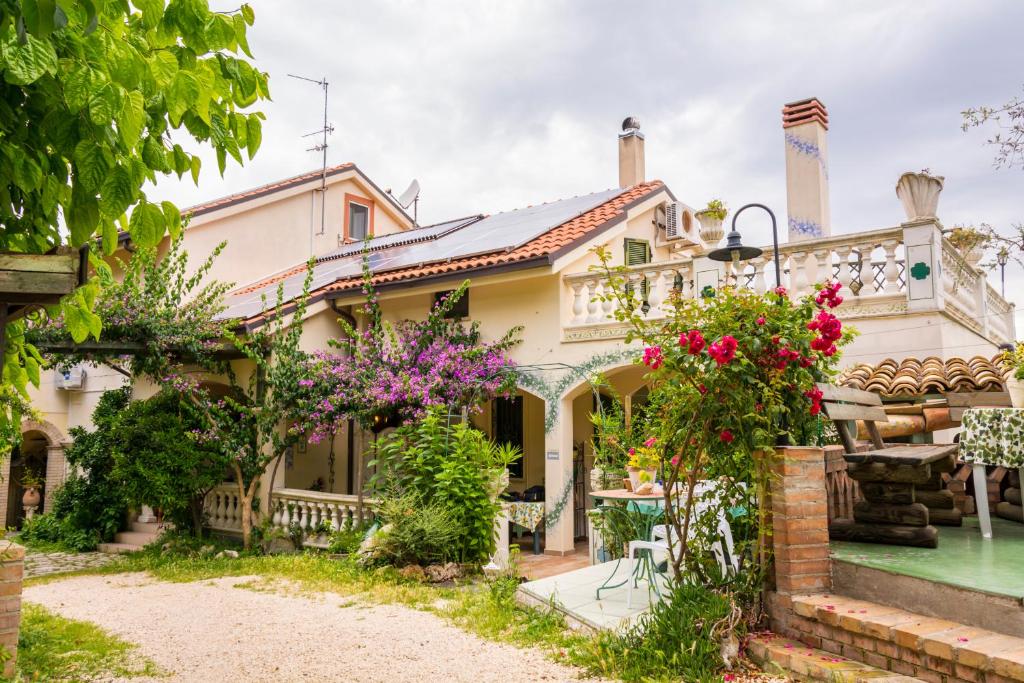 uma vista exterior de uma casa com flores em Agriturismo il Quadrifoglio em Chieti