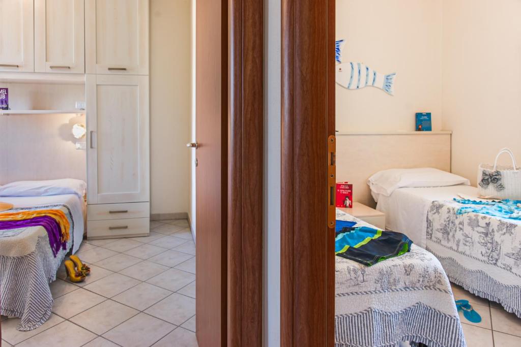 a room with two beds and a room with a room with two beds at Villetta Tina in Vada