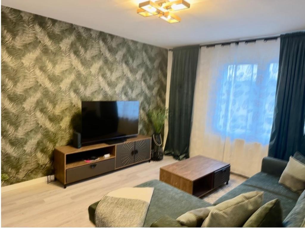 ein Wohnzimmer mit Sofa und Flachbildfernseher in der Unterkunft Türglück in Marl