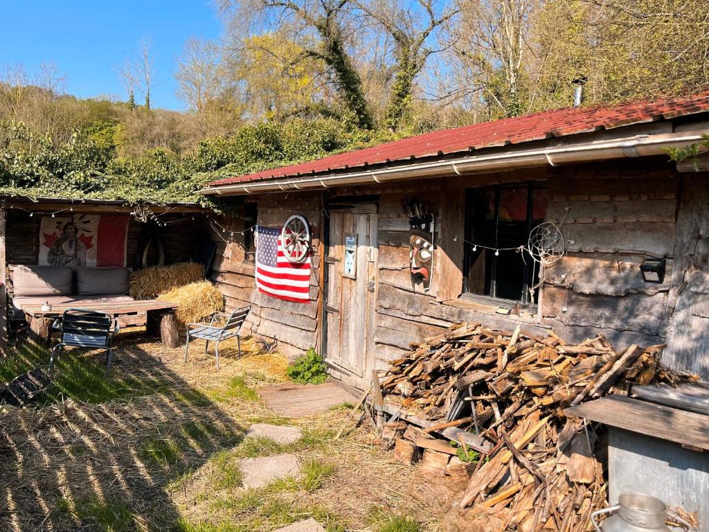 a house with a flag on the side of it at La Cabane Aux Loups in Crépy-en-Valois