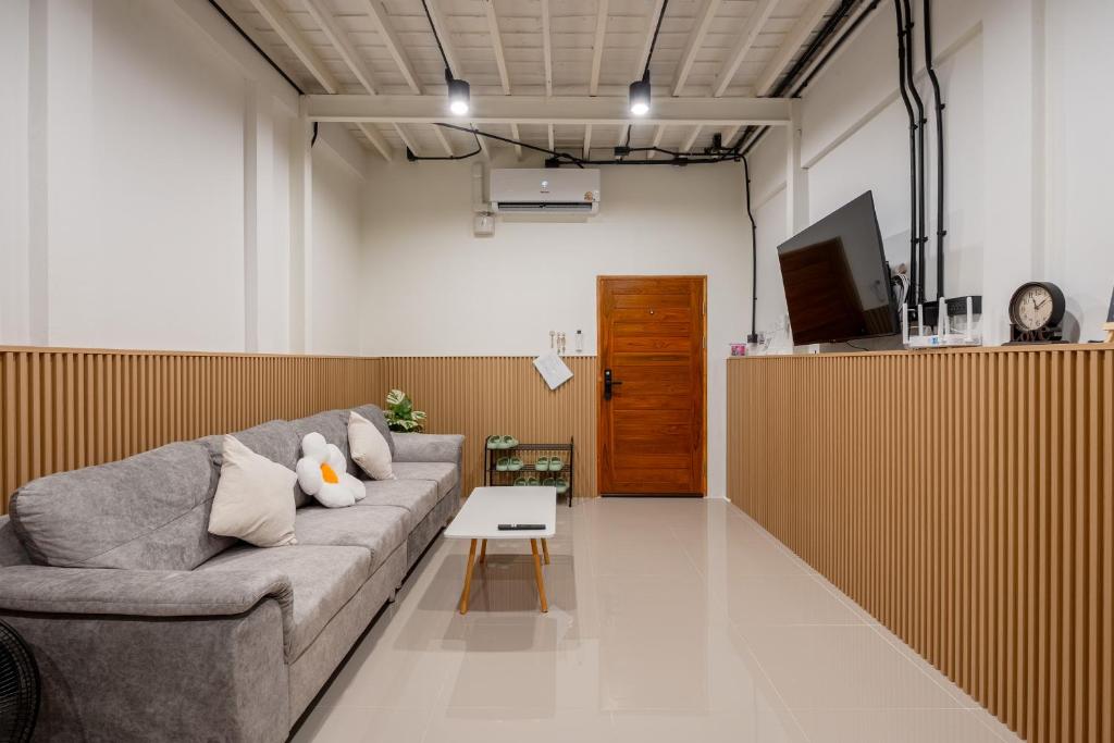 a living room with a couch and a table at Cool cozy In Yaowarat in Bangkok