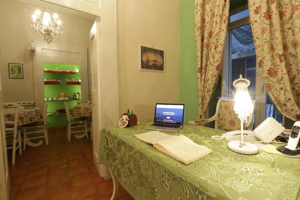 un tavolo con un computer portatile sopra di Bed and Breakfast Speranzella a Napoli