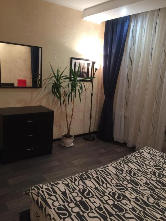 ナーベレジヌイェ・チェルヌイにあるApartments on Adelya Kutuya 3のベッドルーム1室(ベッド1台、ドレッサー、鏡付)