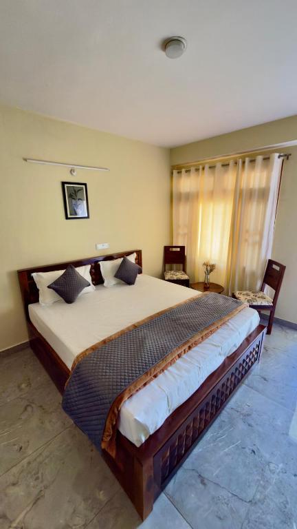 a bedroom with a large bed in a room at Himnest in Kalpa