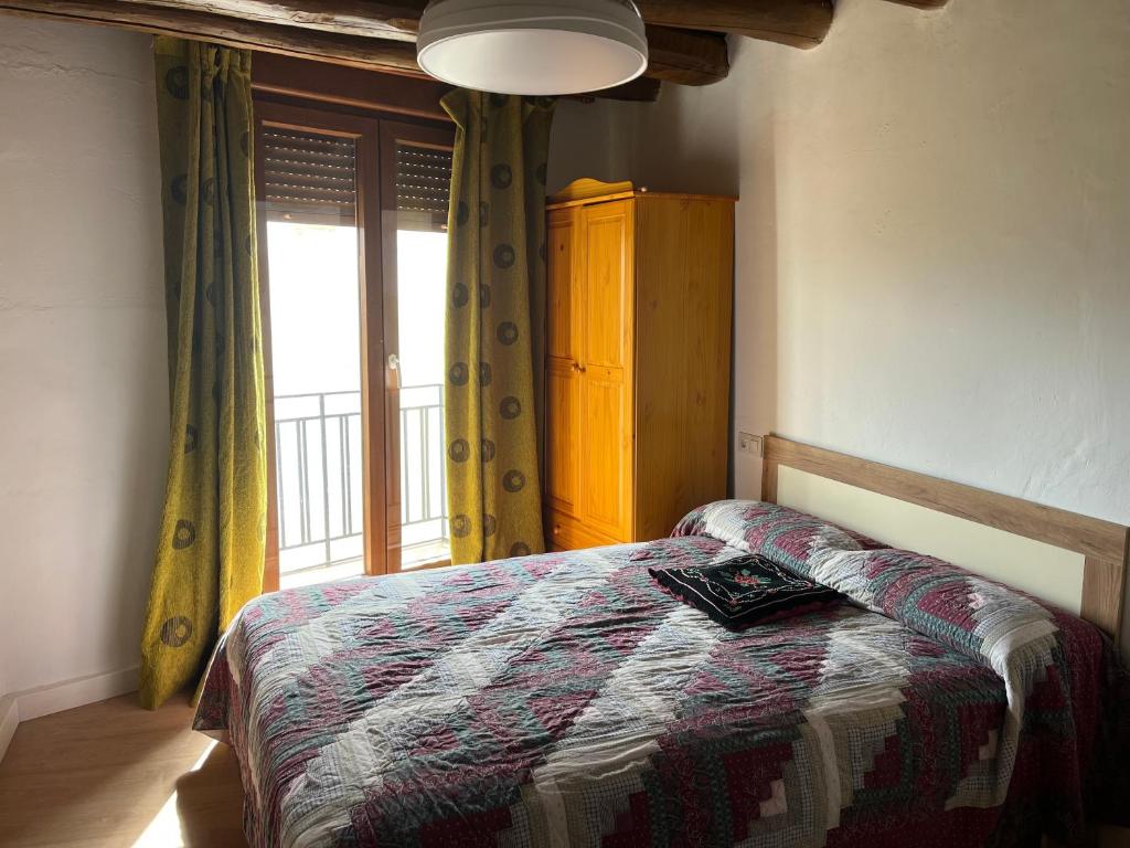 a bedroom with a bed and a window at Casa Jardin in Lobras