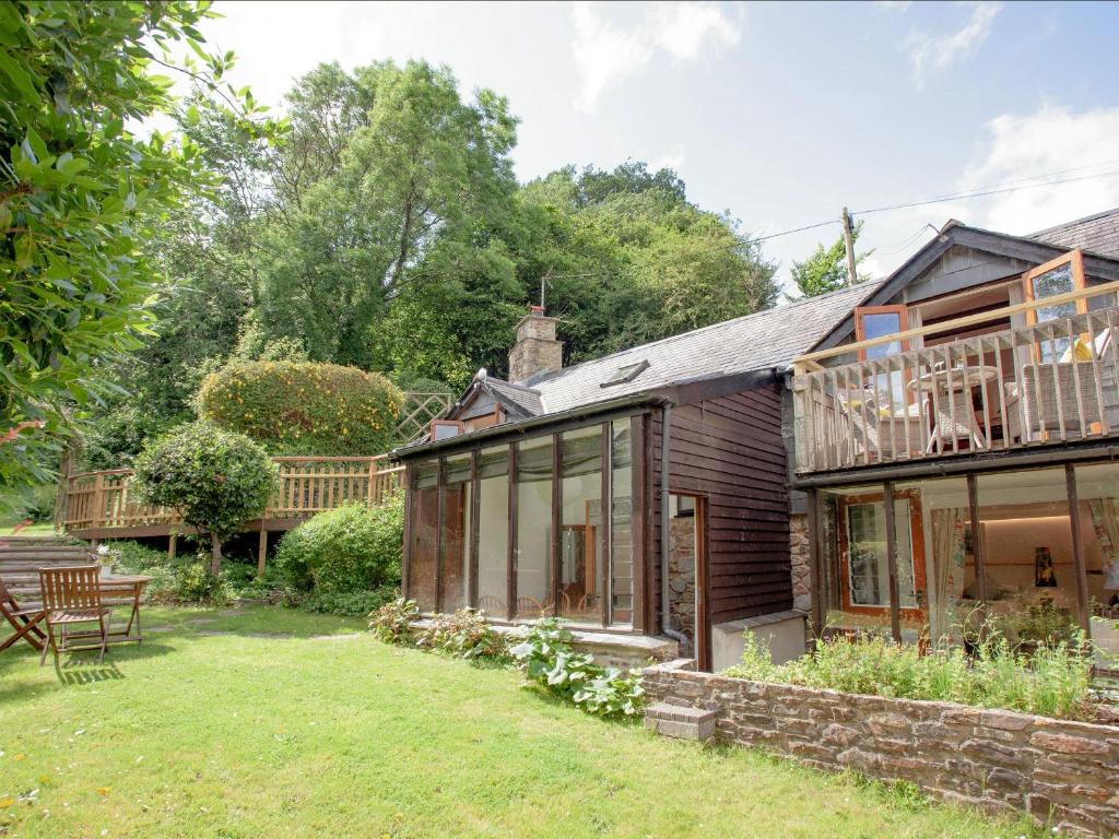 an external view of a house with a garden at Mill Bank No 8 - Uk33902 in Ashsprington